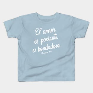 El amor es paciente, es bondadoso. 1 Corintios 13:4 Kids T-Shirt